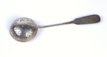 Cuillère à saupoudrer en argent à décor gravé...