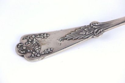 Louche en argent à décor de fleurs enrubannées...
