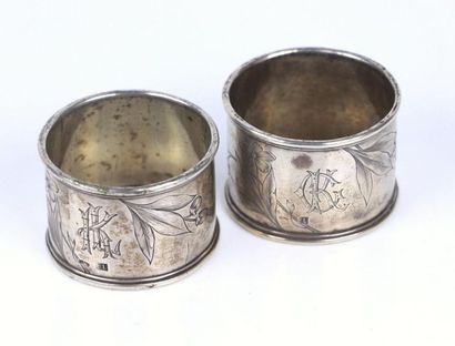 Paire de ronds de serviettes en argent à...