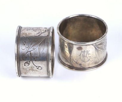 Paire de ronds de serviettes en argent à...