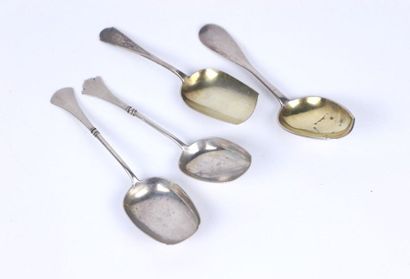 Réunion de quatre cuillères à thé en argent,...