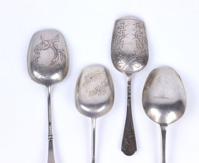 Réunion de quatre cuillères à thé en argent,...