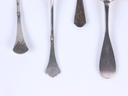 Réunion de quatre cuillères à thé en argent,...