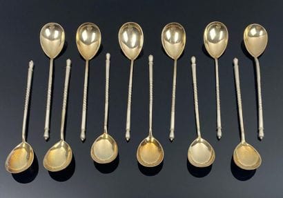 Suite de douze cuillères à moka en argent.

Travail...