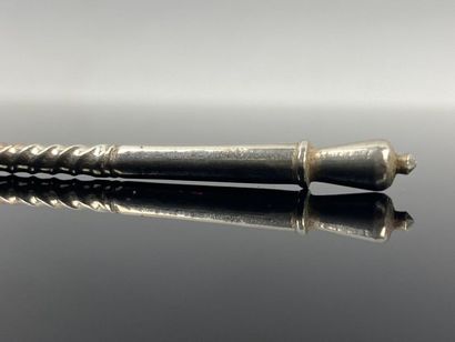 Suite de douze cuillères à moka en argent.

Travail...