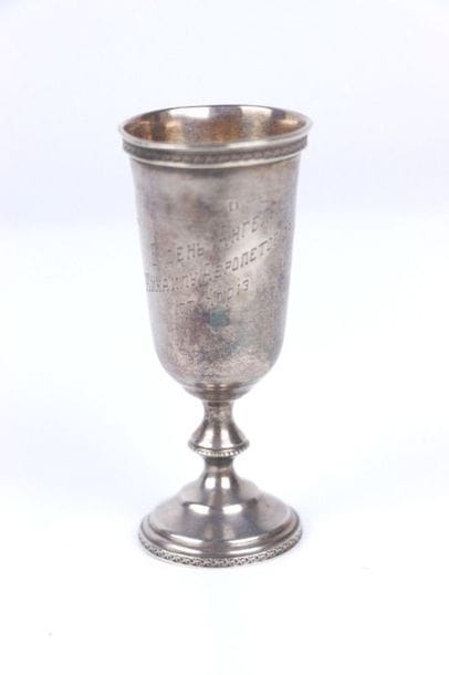 Verre à liqueurs sur piédouche en argent...