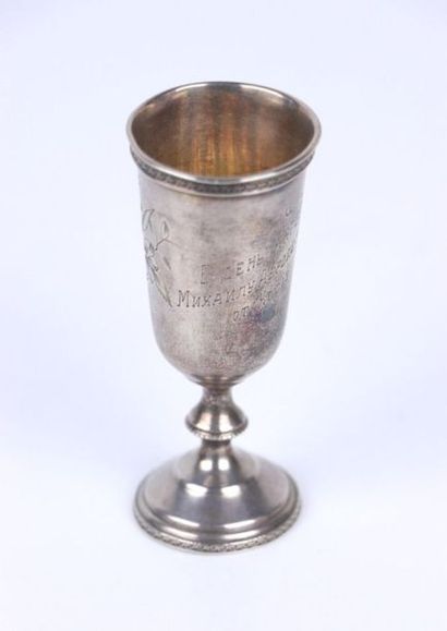 Verre à liqueurs sur piédouche en argent...