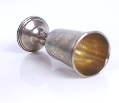 Verre à liqueurs sur piédouche en argent...