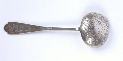 Cuillère à saupoudrer en argent à décor gravé...