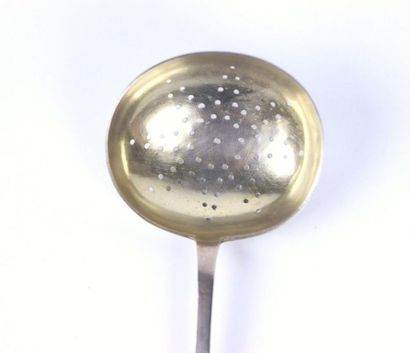 Cuillère à saupoudrer en argent à décor gravé...