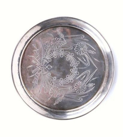 Vide poche circulaire en argent à décor gravé...