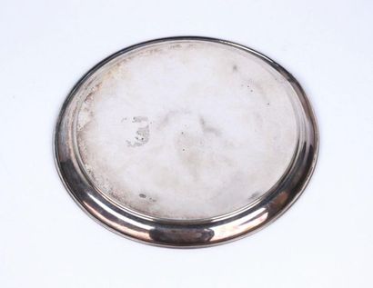 Vide poche circulaire en argent à décor gravé...
