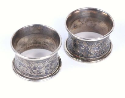 Paire de ronds de serviettes en argent à...