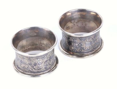 Paire de ronds de serviettes en argent à...
