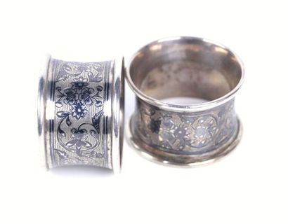 Paire de ronds de serviettes en argent à...