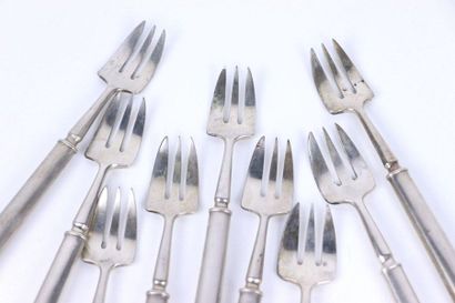 Suite de neuf fourchettes à dessert en argent,...