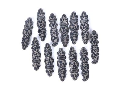 Suite de douze éléments de ceinture en argent...