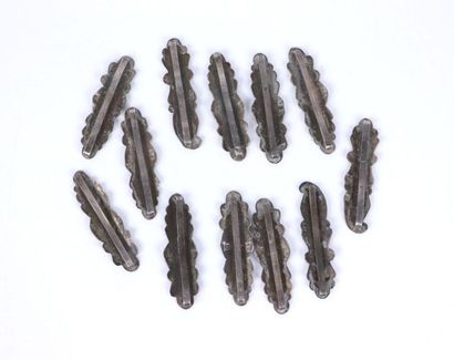 Suite de douze éléments de ceinture en argent...