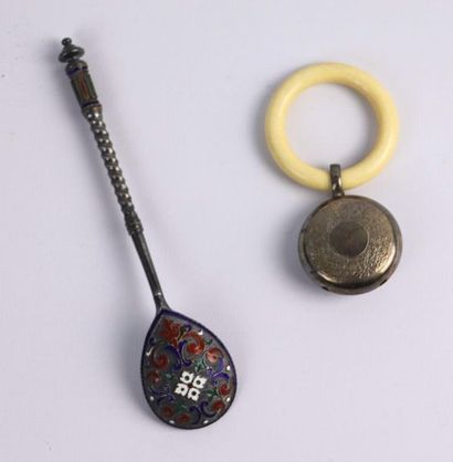 Cuillère en argent émaillé russe.

Poids...