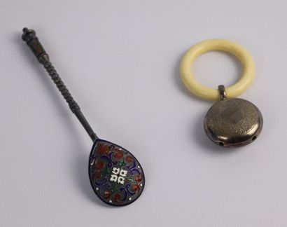 Cuillère en argent émaillé russe.

Poids...