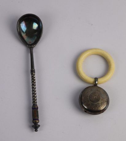 Cuillère en argent émaillé russe.

Poids...