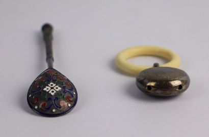 Cuillère en argent émaillé russe.

Poids...