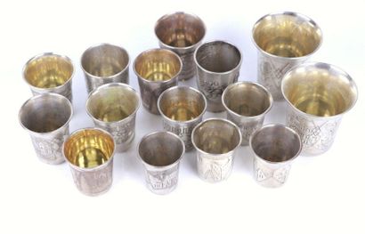 Ensemble de quinze gobelets à liqueurs à...