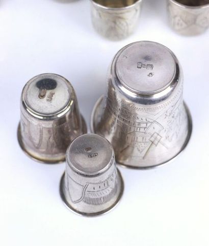 Ensemble de quinze gobelets à liqueurs à...