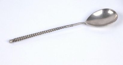 Cuillère à caviar en argent, le manche torsadé.

Travail...