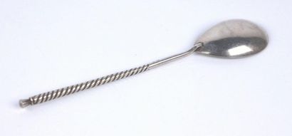 Cuillère à caviar en argent, le manche torsadé.

Travail...