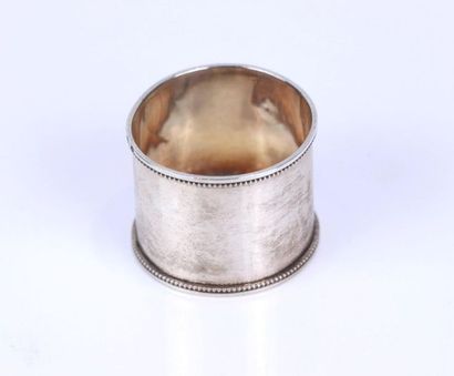 Rond de serviette en argent uni à décor de...