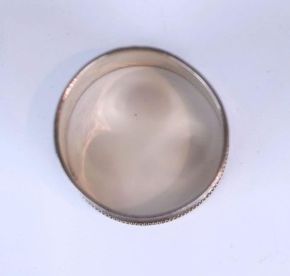 Rond de serviette en argent uni à décor de...