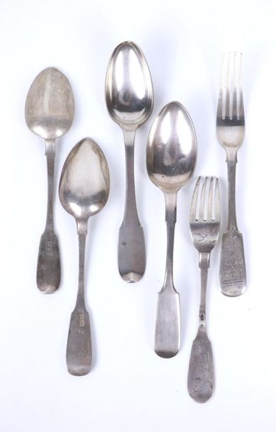 Réunion de quatre cuillères de table et deux...