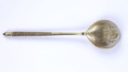 Cuillère d'émel en vermeil, le manche torsadé,...