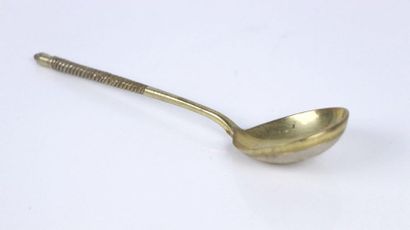 Cuillère d'émel en vermeil, le manche torsadé,...