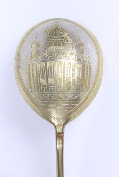 Cuillère d'émel en vermeil, le manche torsadé,...