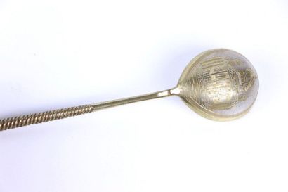 Cuillère d'émel en vermeil, le manche torsadé,...