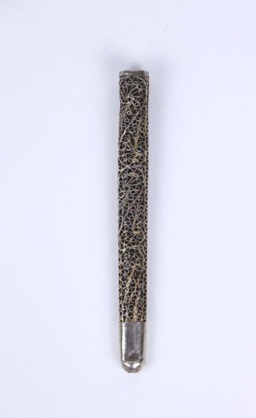 Porte-cigarette en argent filigrané à décor...