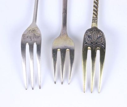 Réunion de trois fourchettes à gâteau en...