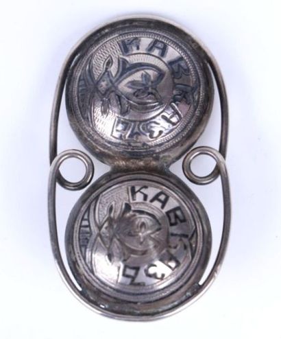 Element de vêtement en argent à décor nieillé...