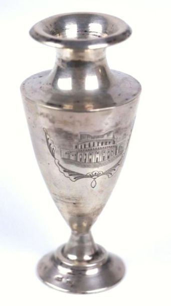 Monture de tasse en argent à décor ajouré...