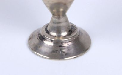 Monture de tasse en argent à décor ajouré...