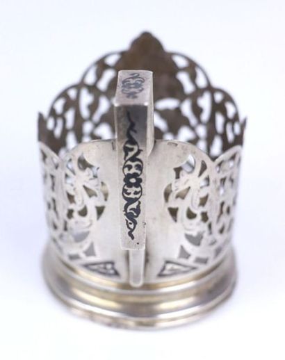 Monture de tasse en argent à décor ajouré...