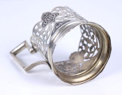 Monture de tasse en argent à décor ajouré...