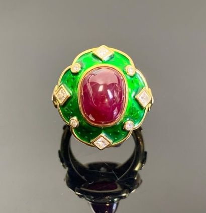 Large bague en or jaune ornée d'une racine...