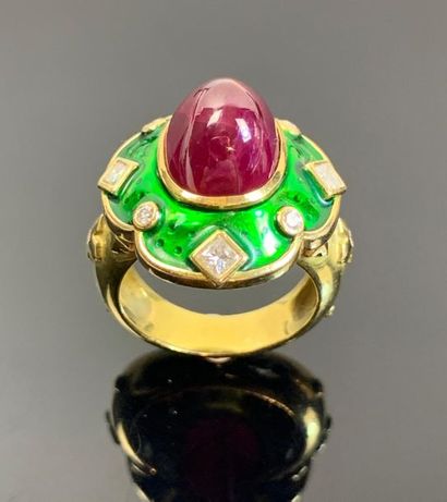 Large bague en or jaune ornée d'une racine...