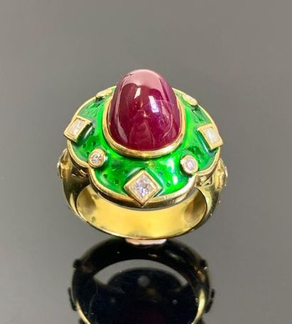 Large bague en or jaune ornée d'une racine...