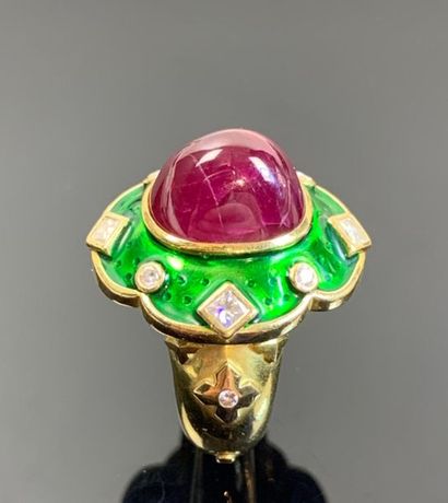 Large bague en or jaune ornée d'une racine...