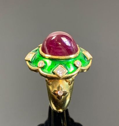 Large bague en or jaune ornée d'une racine...