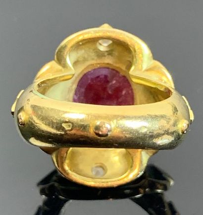 Large bague en or jaune ornée d'une racine...